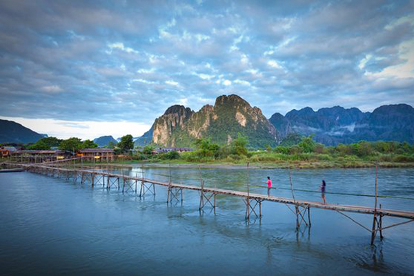 Footbridge over the Nam Song river at Vang Vieng