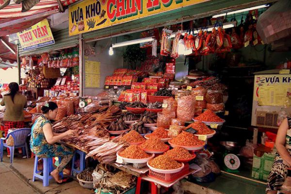 Bustling Vinh Long market