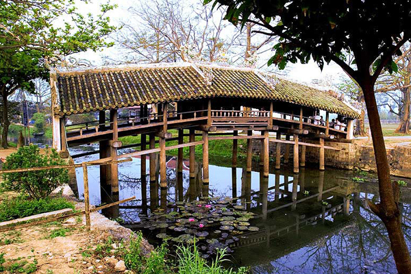 The old tole-roofed bridge in Thanh Toan Village