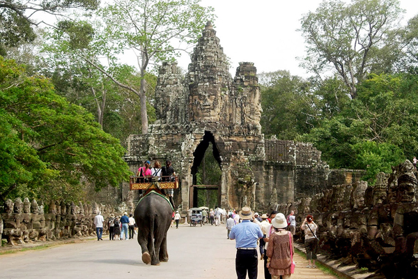 The gate of Angkor Thom - Indochina tour packages