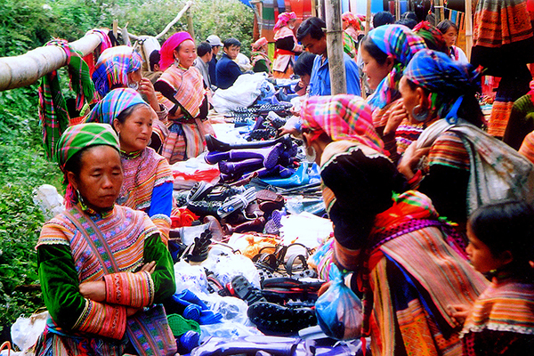 Can Cau market in Sapa - Indochina Tour Packages