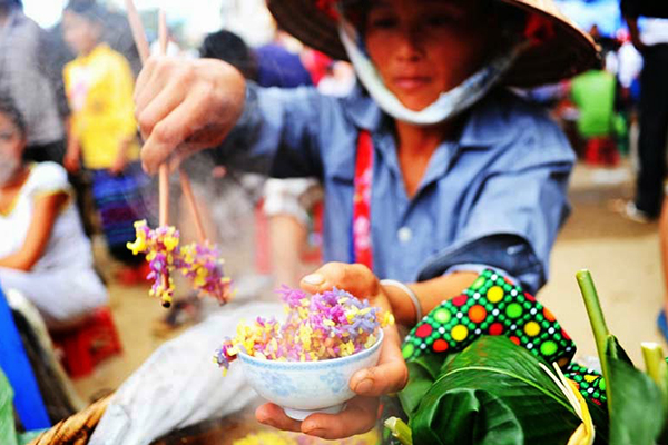 Local people selling colorful stick rice in Bac Ha market