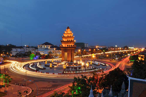 Phnom Penh Independence Monument at night