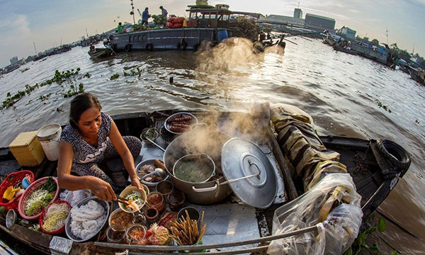 Pho for breakfast on a raft in Cai Be Floating Market