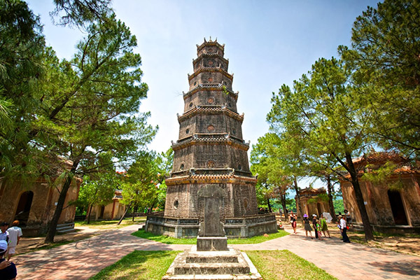 Phuoc Duyen Stupa in front of Thien Mu Pagoda
