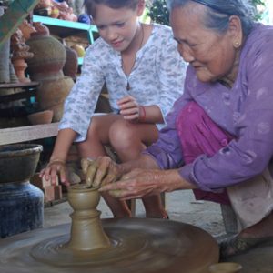 Pottery artisans of Thanh Ha village guide the visiotors to make ceramic products