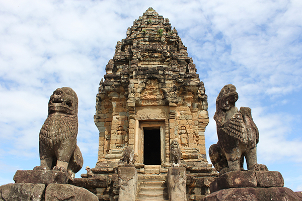 Statues and central tower in Bakong temple