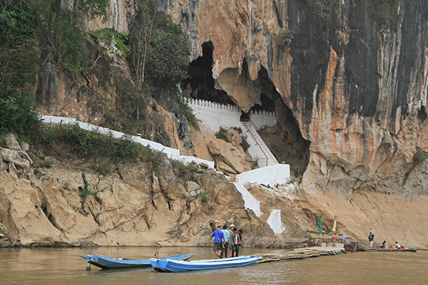 The entrance of Pak Ou cave