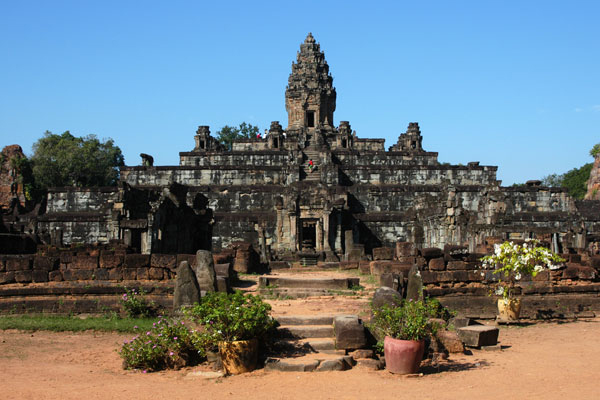 The main facade of Bakong temple