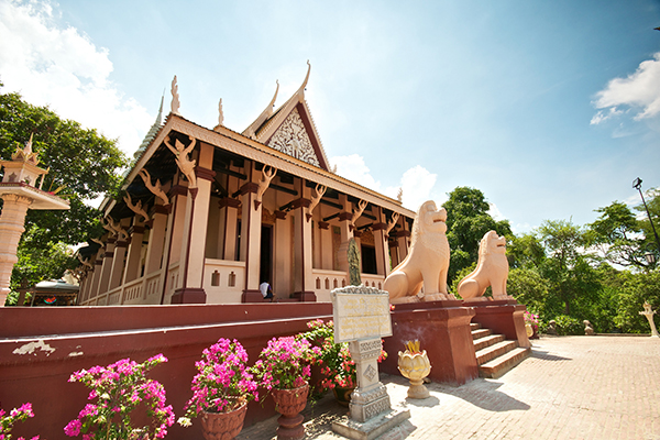 Wat Phnom means temple of the Mountains