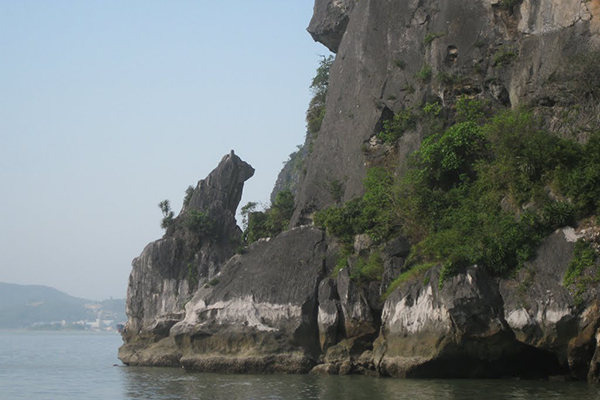 Rocky Dog Islet, Ha Long Bay