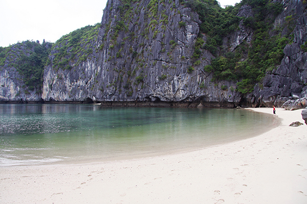 Three Peaches Beach – Ba Trai Dao , Ha Long Bay