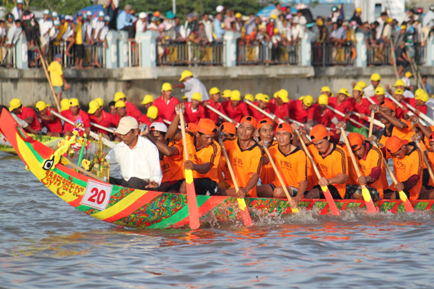 "Ghe Ngo" racing in Ok Om Bok Festival