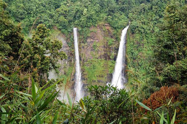 Watch the majestic waterfall in the Bolaven Plateau