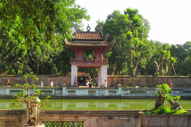 Thai Lake, Literature Temple