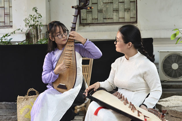 Dan Ty Ba Viersaitige Gitarre Vietnam traditionelle Musikinstrumente