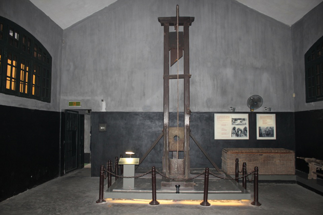 hoa lo prison indochina tour packages