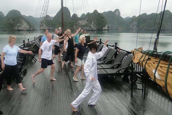 tai chi lesson in halong bay