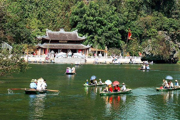 Boat trip in Trang An Ninh Binh – Indochina Tours