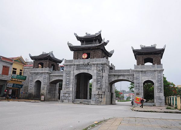 Hoa Lu Ancient Capital Ninh Binh - Vietnam Laos 11 Day Tour