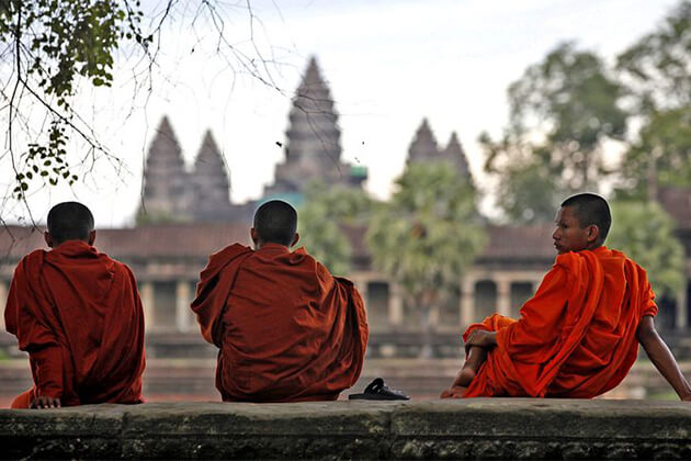 Monks in Angkor Wat - Indochina Travel 23 Days