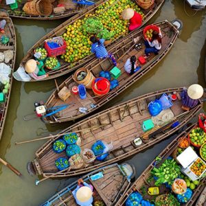 Explore floating market in Can Tho