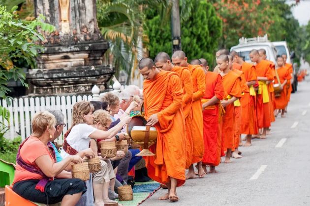 morning alms giving in luang prabang