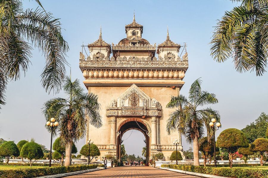 Patuxay Monument - Indochina Tours